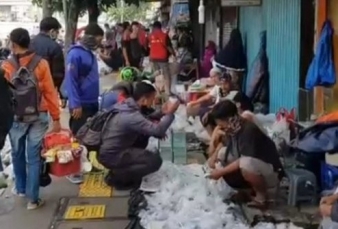 Dagang Saat PSBB, Penjual di Pasar Ikan Ditertibkan Satpol PP