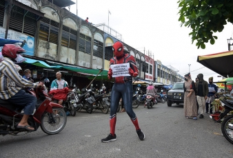 Spiderman Keliling Pasar Pekanbaru Imbau Warga Supaya Pakai Masker   