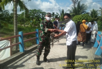 TNI Bagikan Masker Ke Warga Pedalaman Indragiri Hilir