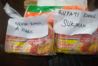 Asyiik..., Bupati dan Ketua DPRD Rohul Dapat Paket Sembako Dari Masyarakat