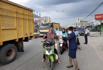 Bank Panin Bagikan Ribuan Masker Kepada Pengendara