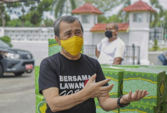 Syamsuar Serahkan Sembako untuk Ustad, Guru Ngaji, dan Pendeta