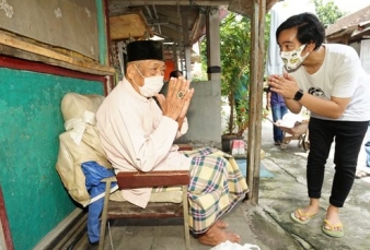 Di Tengah Pandemi Covid-19, Gibran Terus Blusukan Berbagi Sembako