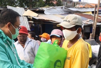 Tak Terdata Pemprov DKI, Para Pemulung Ini Dikasih Sembako dari Gus AMI