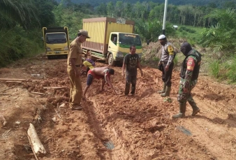 Sejumlah Ruas Jalan di Rokan Hulu Rusak Parah