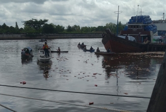 Kapal Sembako Karam di Sungai Siak Pekanbaru, Mie Instan Berserakan