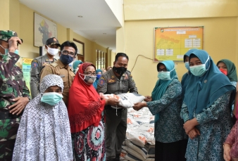 Ketua PKK Kampar Serahkan Bantuan Beras 417 Kg kepada Masyarakat.