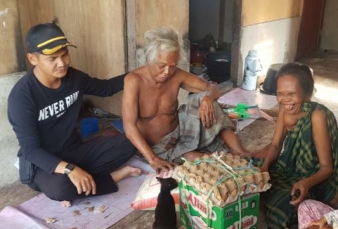 Kepala Desa Pelosok Riau Ini Sumbangkan Setahun Gaji Untuk Warga Tak Mampu