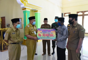 Bupati Serahkan Hibah ke Masjid Baiturrahman Kampar Kiri Tengah