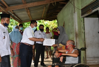 Bupati Kampar Serahkan BLT-DD ke Masyarakat Desa Sungai Tarap