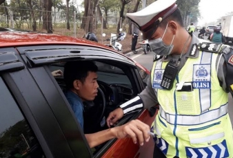 Sesama Polisi di Bandung Nyaris Duel Usai Ditegur Tak Pakai Masker