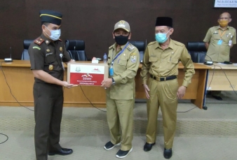 Kajati Riau Serahkan Bantuan Paket Sembako ke Pelalawan