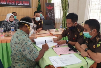 Kajari Pelalawan Terima Berkas PT Adei Soal Karhutla