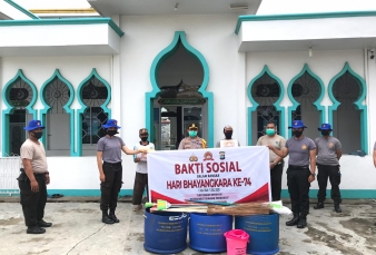 Polisi di Pesisir Meranti Sambut HUT Bhayangkara Dengan Bersihkan Masjid