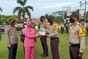 Ratusan Bhabinkamtibmas Dibekali Face Shield