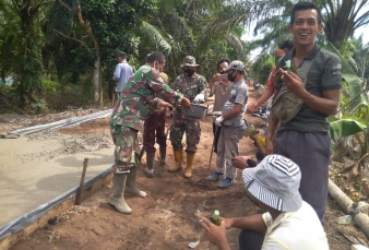 Pisang Rebus dan Hangatnya Kebersamaan TNI dan Masyarakat Inhil