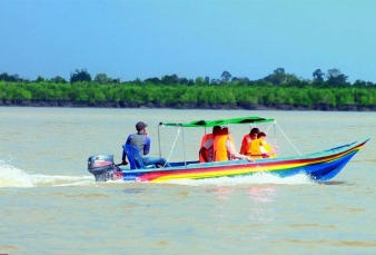 Cantiknya Wisata Jembatan Pelangi Meranti