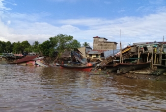 Ngeri, Sejumlah Rumah di Inhil Terjun ke Sungai Akibat Longsor