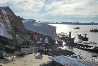 Delapan Rumah di Tembilahan Runtuh ke Dalam Sungai