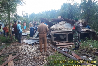 Puting Beliung Hancurkan Rumah Warga Batang Tuaka