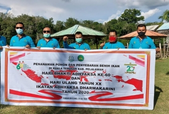 HBA 60, Kejari Pelalawan Bagi Sembako dan Tabur Benih Ikan Patin 