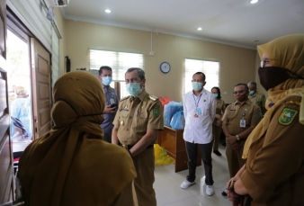 Gubernur Riau Tinjau Tes Swab Massal ASN dan Wartawan