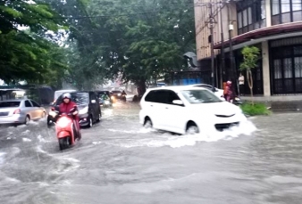 Diguyur Hujan, Padang Dilanda Banjir dan Longsor