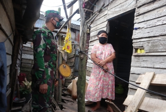 TNI Bedah Rumah Nenek Tinggal di Bantaran Sungai Inhil