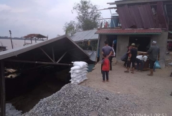 Bangunan di Bantaran Sungai Indragiri Kembali Amblas