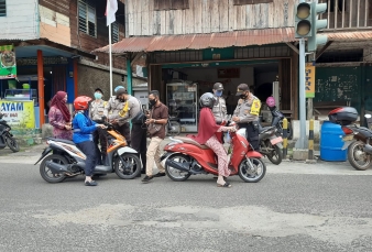 Polsek Dabo Singkep Bagikan Bendera Merah Putih ke Warga