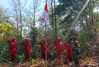 Satgas Upacara Bendera Disela-sela Pemadaman Karhutla