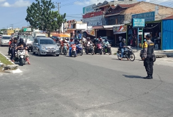 Detik Proklamasi, Polisi Hentikan Kendaraan Di Tengah Jalan