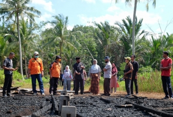 Said Hasyim Bantu Korban Rumah Terbakar