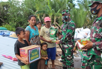 TNI Bantu Korban Puting Beliung Inhil