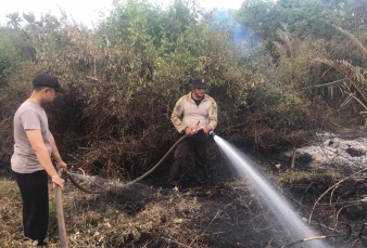 Tim Gabungan Padamkan Kebakaran Kebun Sagu Meranti