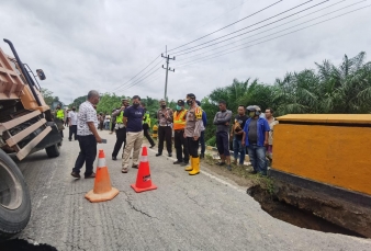 Jembatan Amblas di Pelalawan, Truk Muatan Batu Terperosok