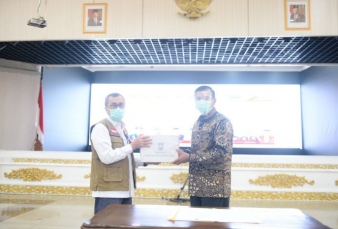 Pemprov Riau Serahkan Bantuan Masker ke Pemko Pekanbaru