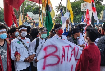 Tolak UU Cipta Kerja, Ratusan Massa Kembali Aksi Damai di DPRD Riau