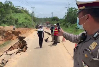 Jalan Penghubung Riau-Sumatera Barat Amblas dan Longsor