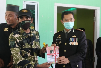 Kapolres Inhil Beri Penghargaan ke Penulis Sejarah Pahlawan M Boya