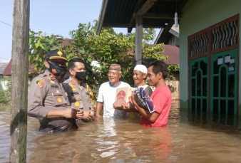 Kapolres Ini Nyaris Berenang Demi Warga Korban banjir