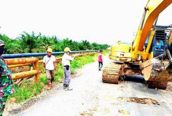 Peltu M Sitepu Pantau Perbaikan Jembatan Desa Bonai 