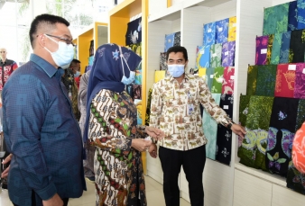 Galeri IKM Batam Bikin Herawati Kagum