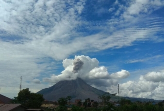 Erupsi Tiga Kali, Kolom Abu Setinggi Seribu Meter