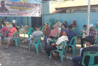 Kapten JTB Sembiring Gelar Vaksinasi dan Bagi Sembako   