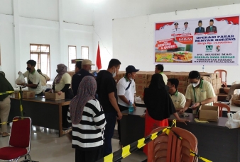 Gelar Operasi Pasar, PT MM Bersama Pemkab Pelalawan Salurkan 72 Ton Migor 