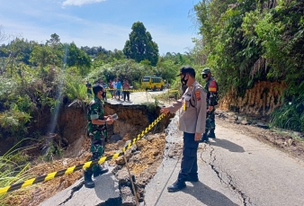 Jalan Provinsi di Taput Amblas Setelah Terjadi Longsor 