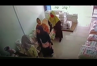 Naik Mobil, Tiga Wanita Berkerudung Mencuri Beras Terekam CCTV  