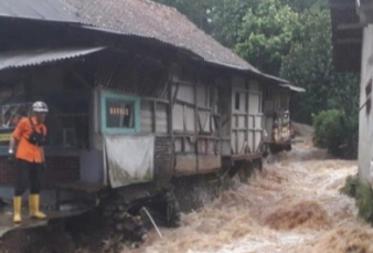 Ciamis Dilanda Banjir, Seorang Penjual Gorengan Hilang Terseret Arus