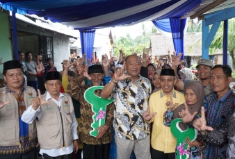 Serahkan Bantuan Bedah Rumah, Syah Afandin Bahagia Masyarakat Langkat Bisa Terbantu 